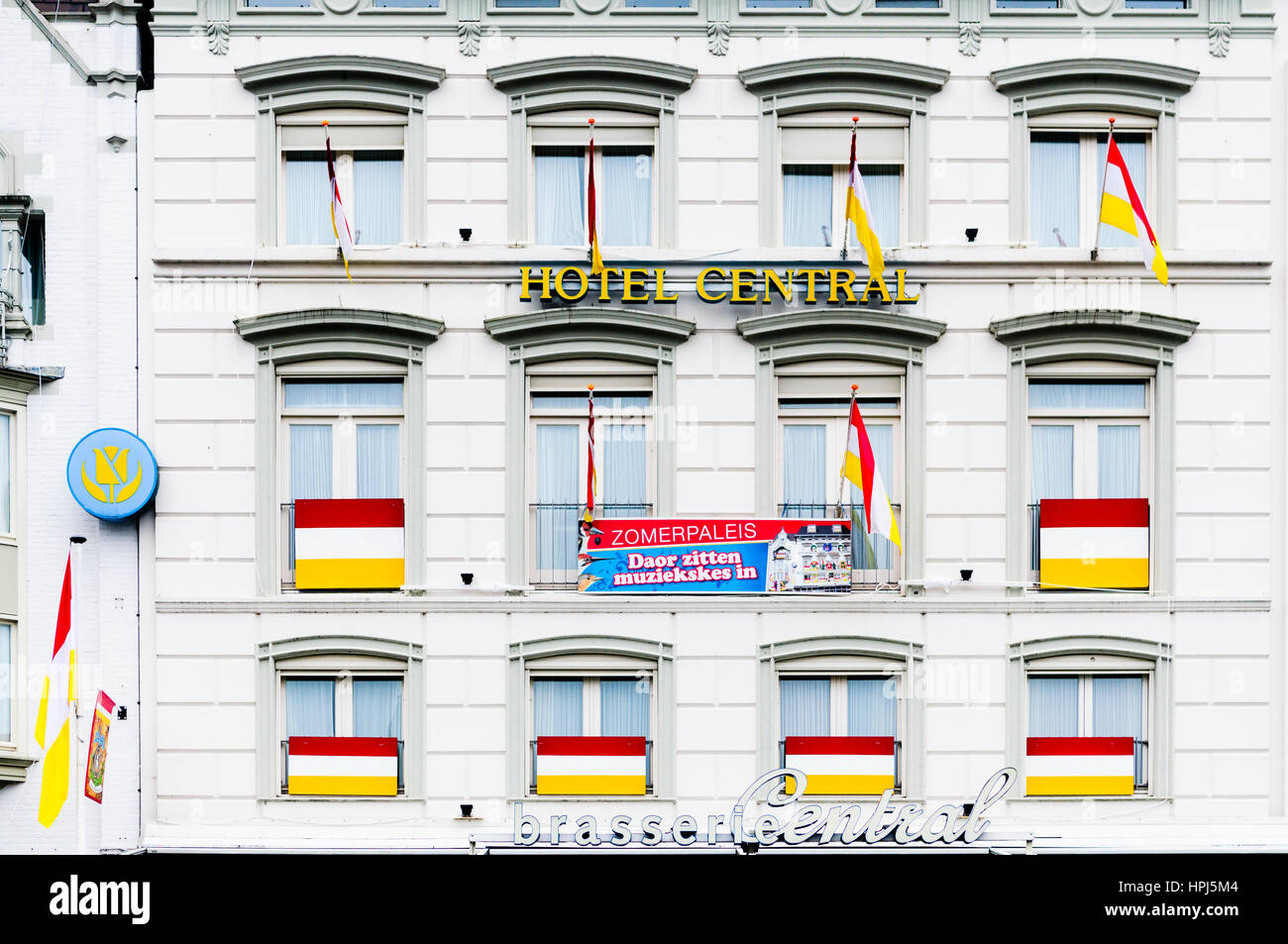 Blanc, rouge et jaune des drapeaux sur un immeuble à s'Hertogenbosch pour 'festival' Oeteldonk Banque D'Images