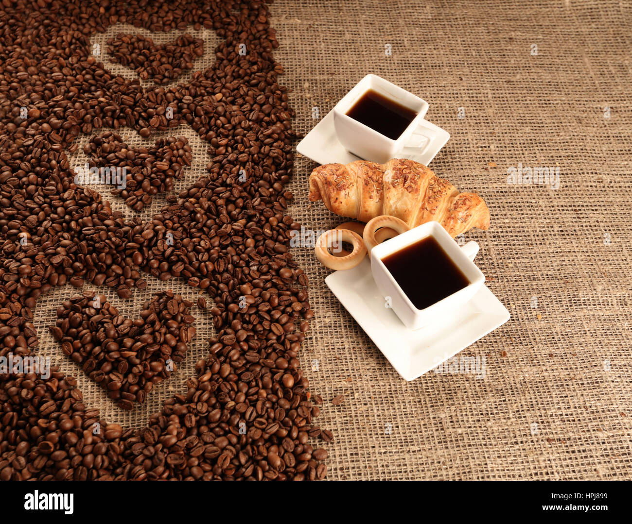 Coeurs d'amour café grains de café brun avec blanc tasses Banque D'Images