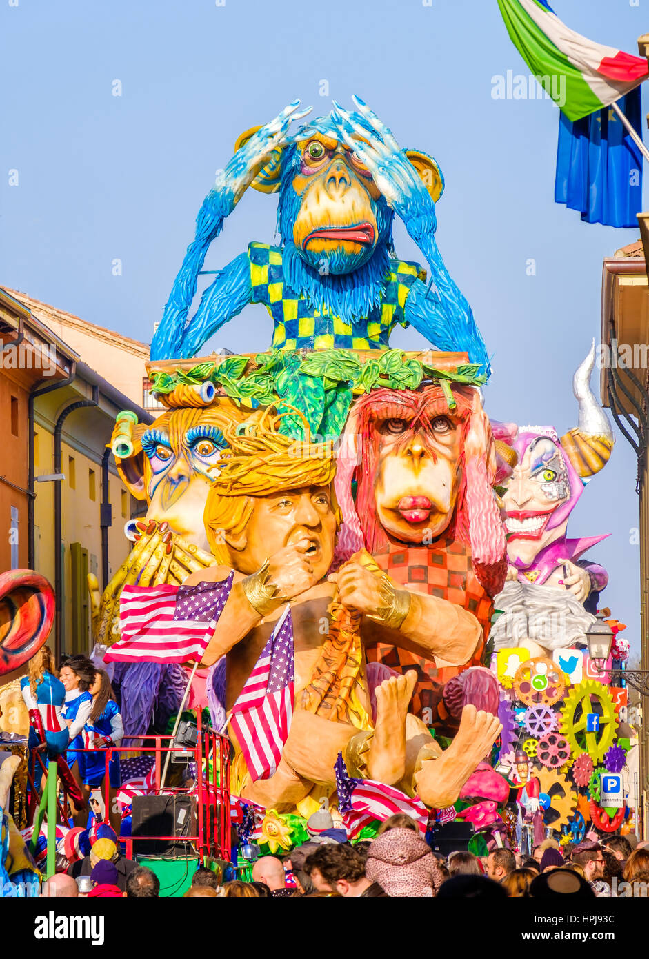 Cento, Italie, le 19 février 2017 : Carnaval de Cento, un char satirique montre l'atout de Donald comme Tarzan entre singes Banque D'Images