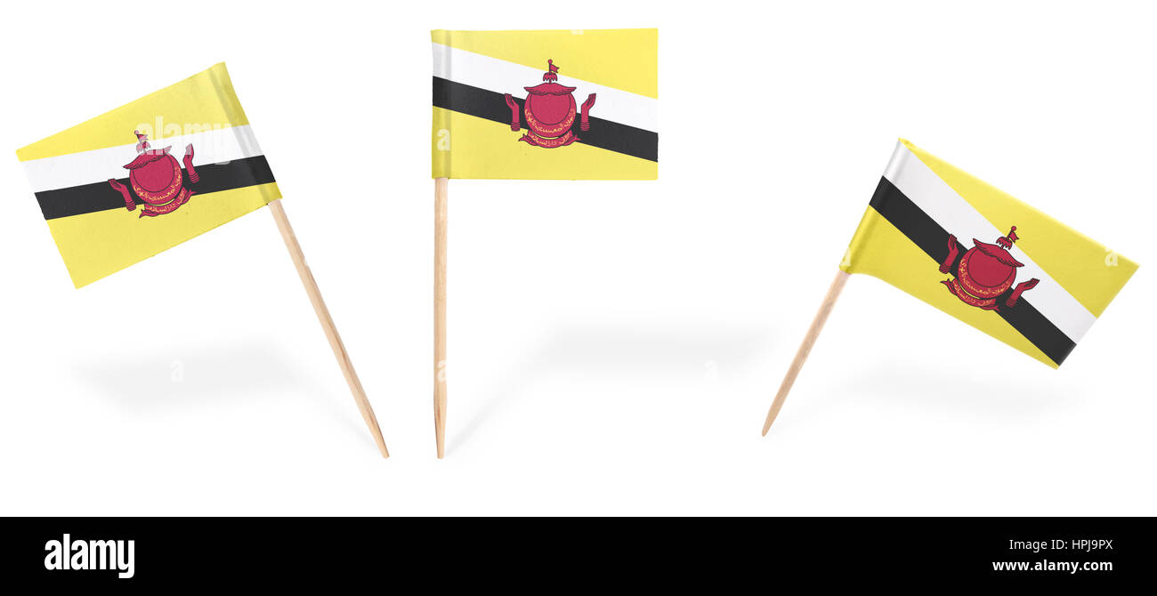 Les petits drapeaux cocktail de Brunei dans différentes positions isolé sur blanc.(série) . Aussi facile à utiliser comme un élément de conception :) Banque D'Images