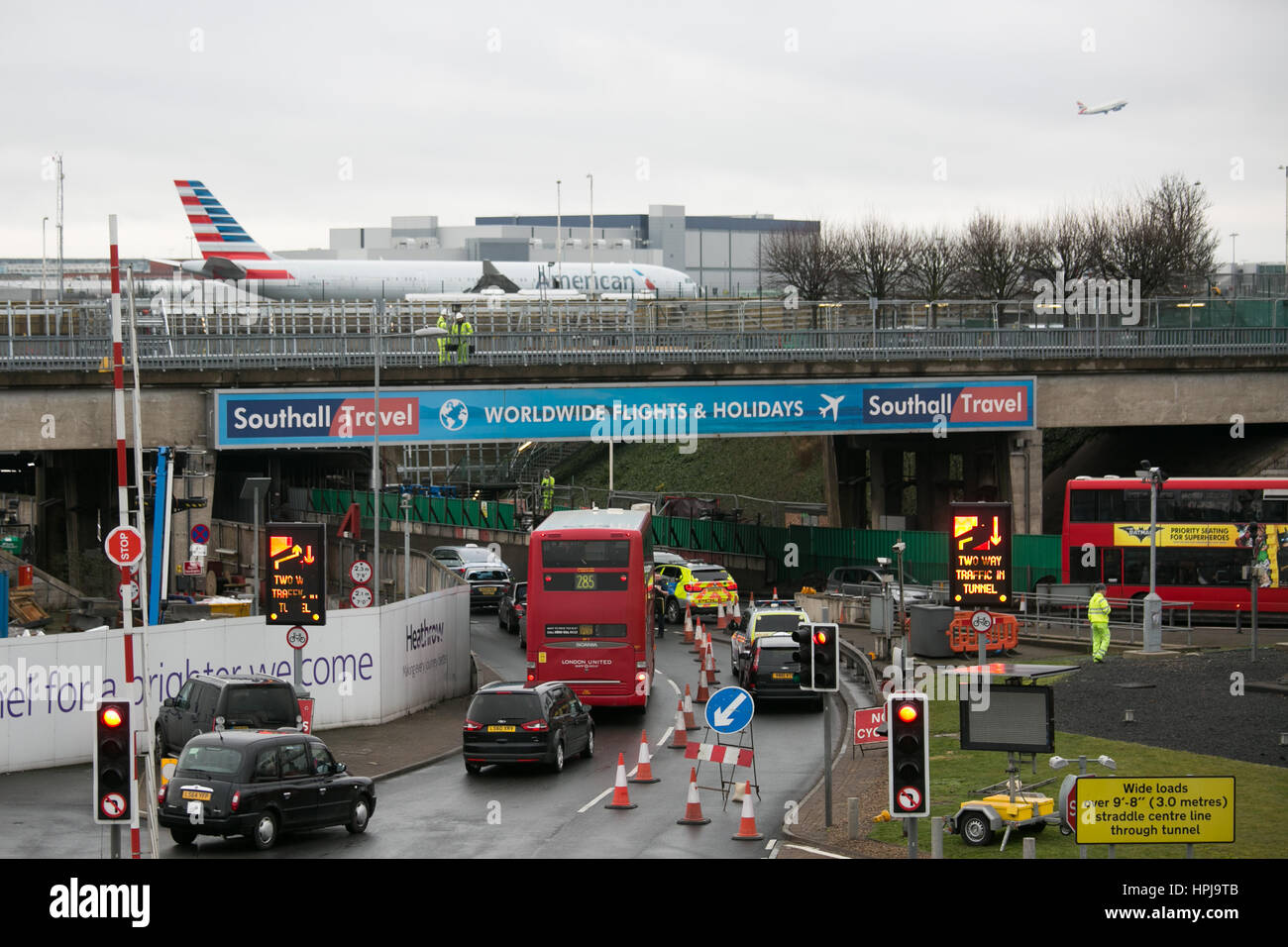 Embouteillage à l'aéroport d'Heathrow après 3 RisingUp ! Les militants ont bloqué le tunnel d'accès à protester contre une troisième piste. Banque D'Images