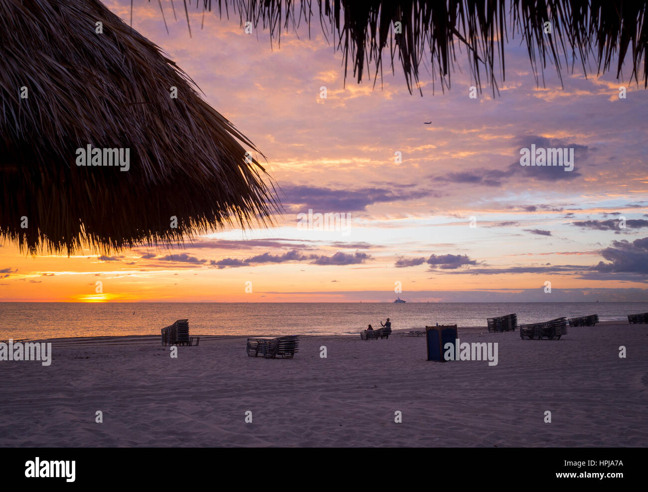 Beau Lever de soleil observés à Fort Lauderdale, Floride du Cabanas sur une jolie plage Banque D'Images