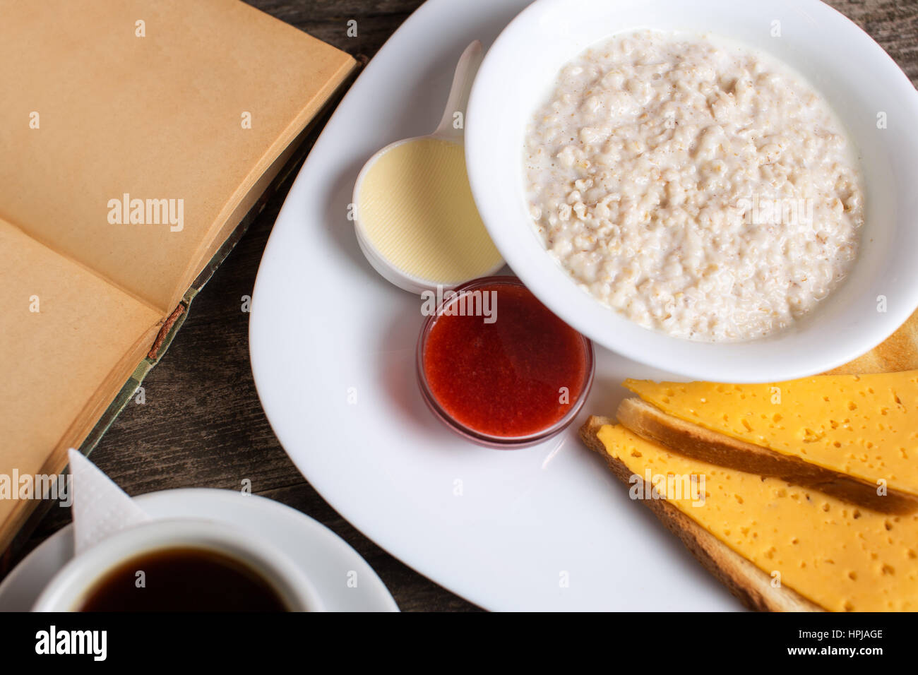 Gruau sain petit déjeuner porridge sur bois rustique Banque D'Images