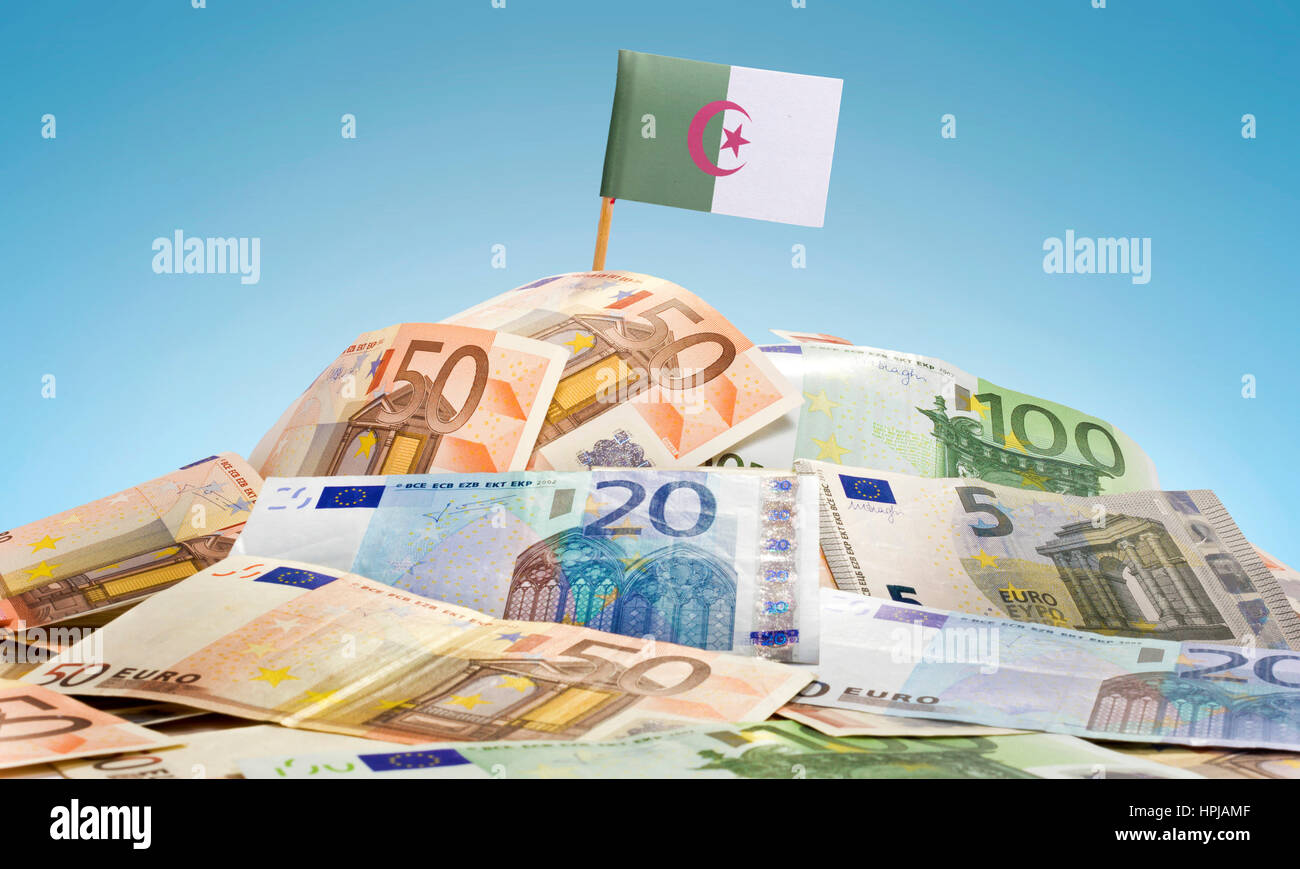 Le drapeau national de l'Algérie bloque dans une pile de billets européens.(série) Banque D'Images