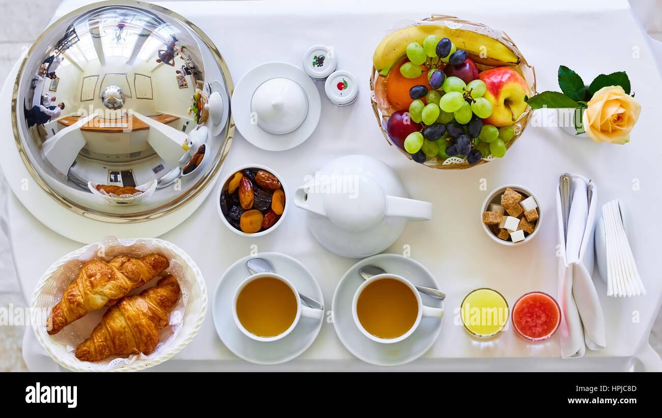 Délicieux petit-déjeuner pour deux personnes à l'hôtel de luxe Photo Stock  - Alamy