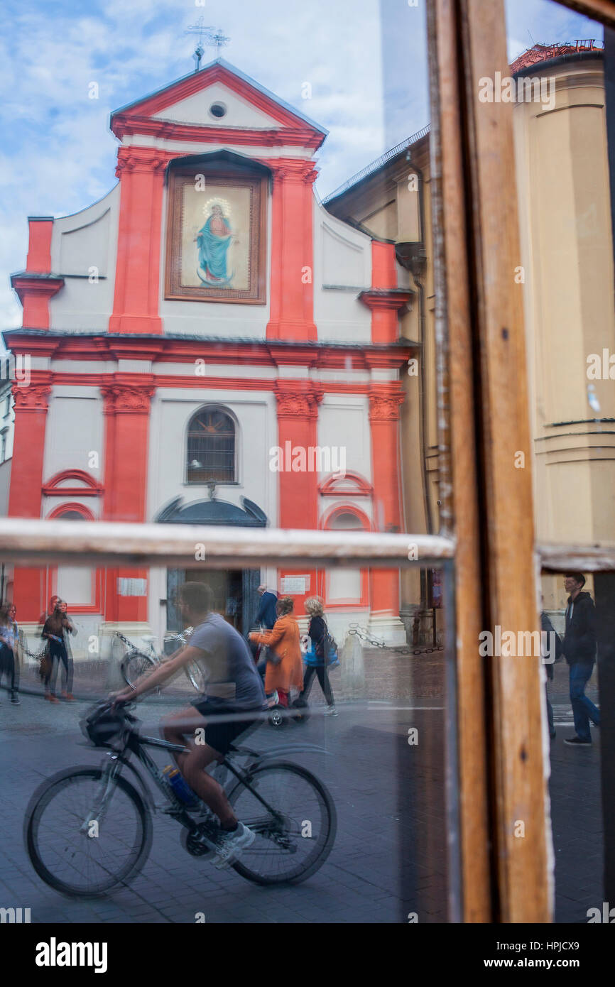 Reflet dans une fenêtre, l'église de Saint Jean Baptiste et saint Jean l'Evangéliste,7 Jana street, Old Town, Cracovie, Pologne Banque D'Images