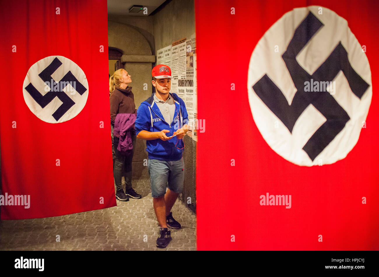 L'Oskar Schindler ancienne manufacture musée. Drapeau nazi et affiches datant de l'invasion allemande de la Pologne le 1er septembre 1939, exposition consacrée à Crac Banque D'Images