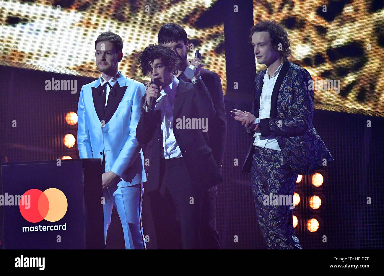 Le 1975's Matthew Healy, Adam Hann, George et Daniel Ross MacDonald avec leur prix sur scène à la Brit Awards à l'O2 Arena, Londres. Banque D'Images