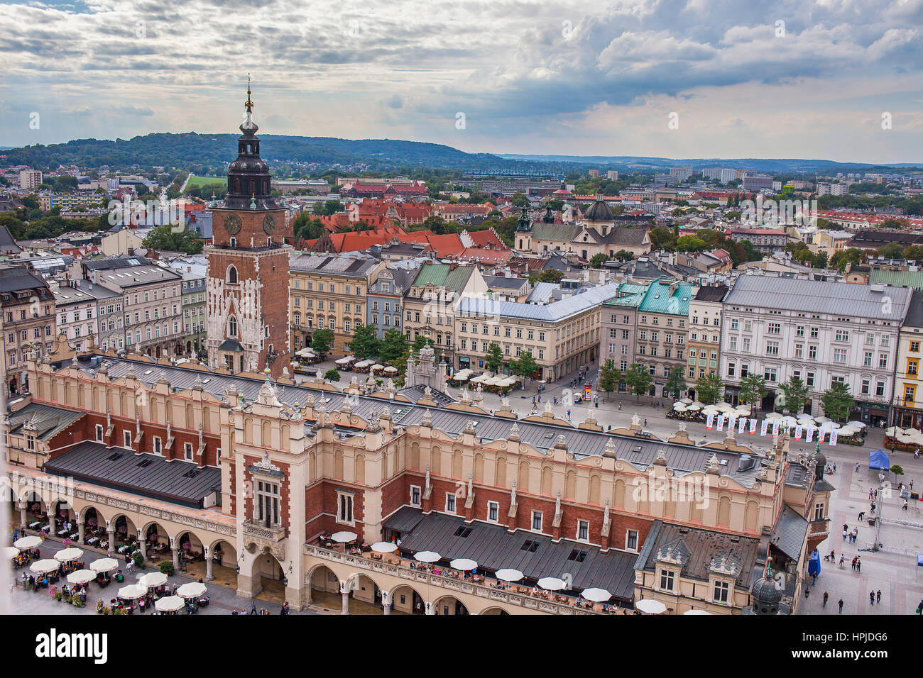 La Halle aux draps et tour de l'Hôtel de Ville, à la place du marché Rynek Glowny, Cracovie, Pologne Banque D'Images