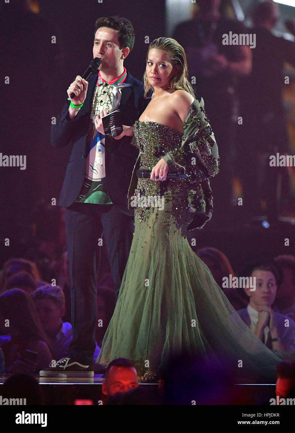Nick Grimshaw et Rita Ora sur scène à la Brit Awards à l'O2 Arena, Londres. Banque D'Images