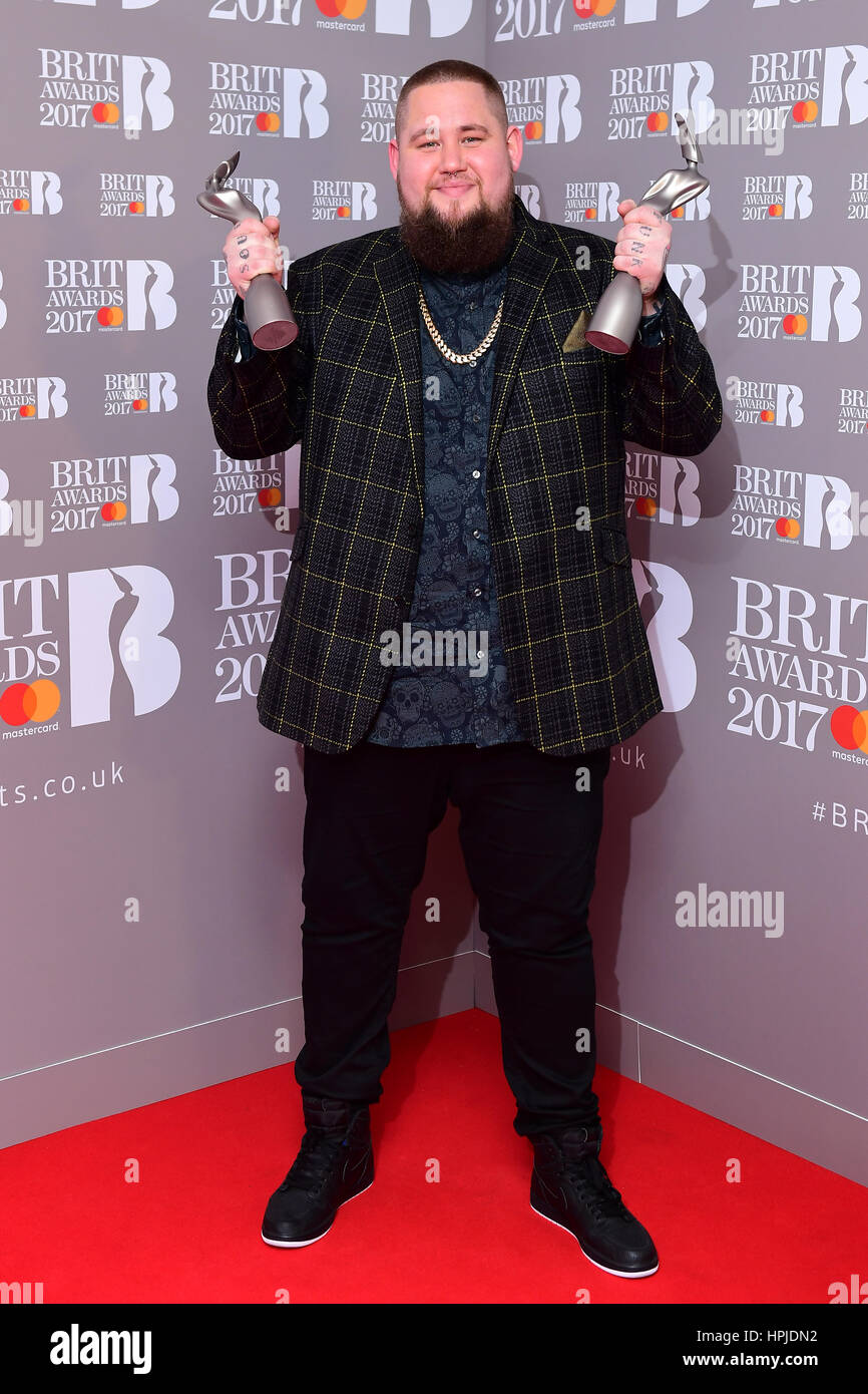 Rag 'n' Bone Man aka Rory Graham avec le critique et le choix du meilleur  artiste britannique Breakthrough Award's dans la salle de presse au cours  de la Brit Awards à l'O2