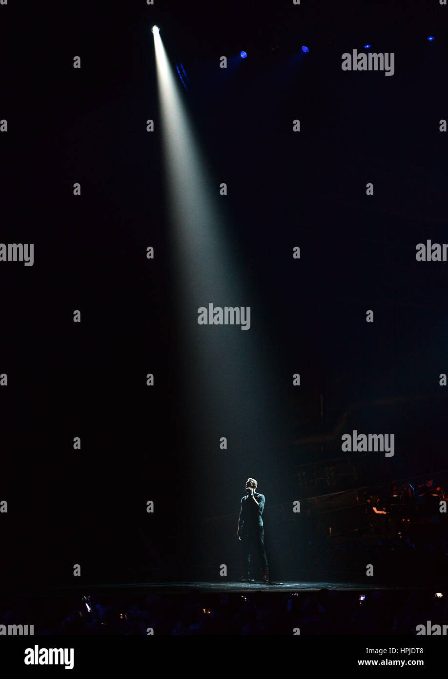 Coldplay Chris Martin effectue un hommage à George Michael sur scène à la Brit Awards à l'O2 Arena, Londres. Banque D'Images