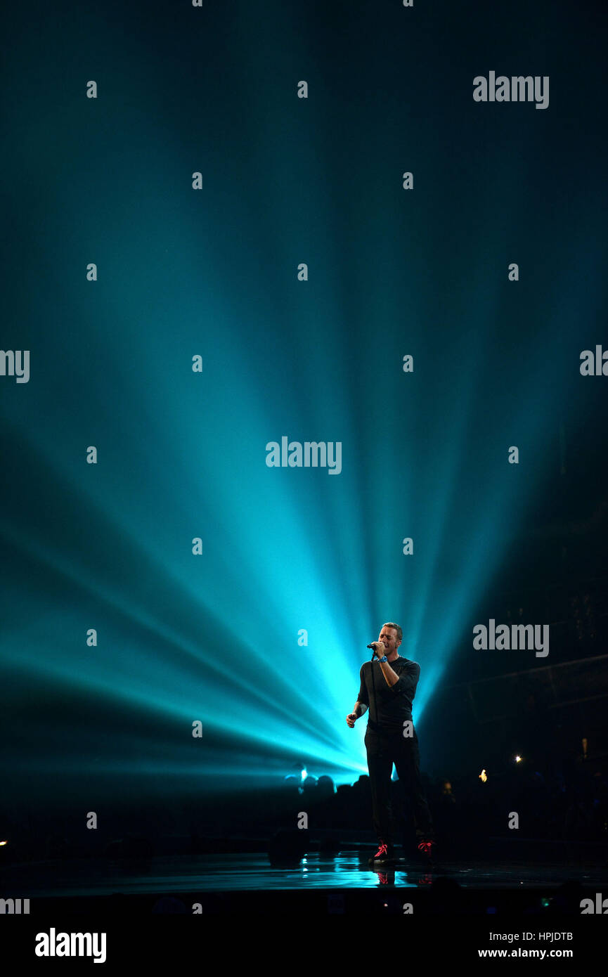 Coldplay Chris Martin effectue un hommage à George Michael sur scène à la Brit Awards à l'O2 Arena, Londres. Banque D'Images