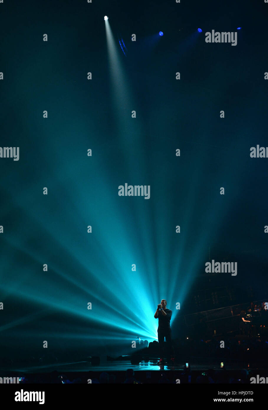 Coldplay Chris Martin effectue un hommage à George Michael sur scène à la Brit Awards à l'O2 Arena, Londres. Banque D'Images