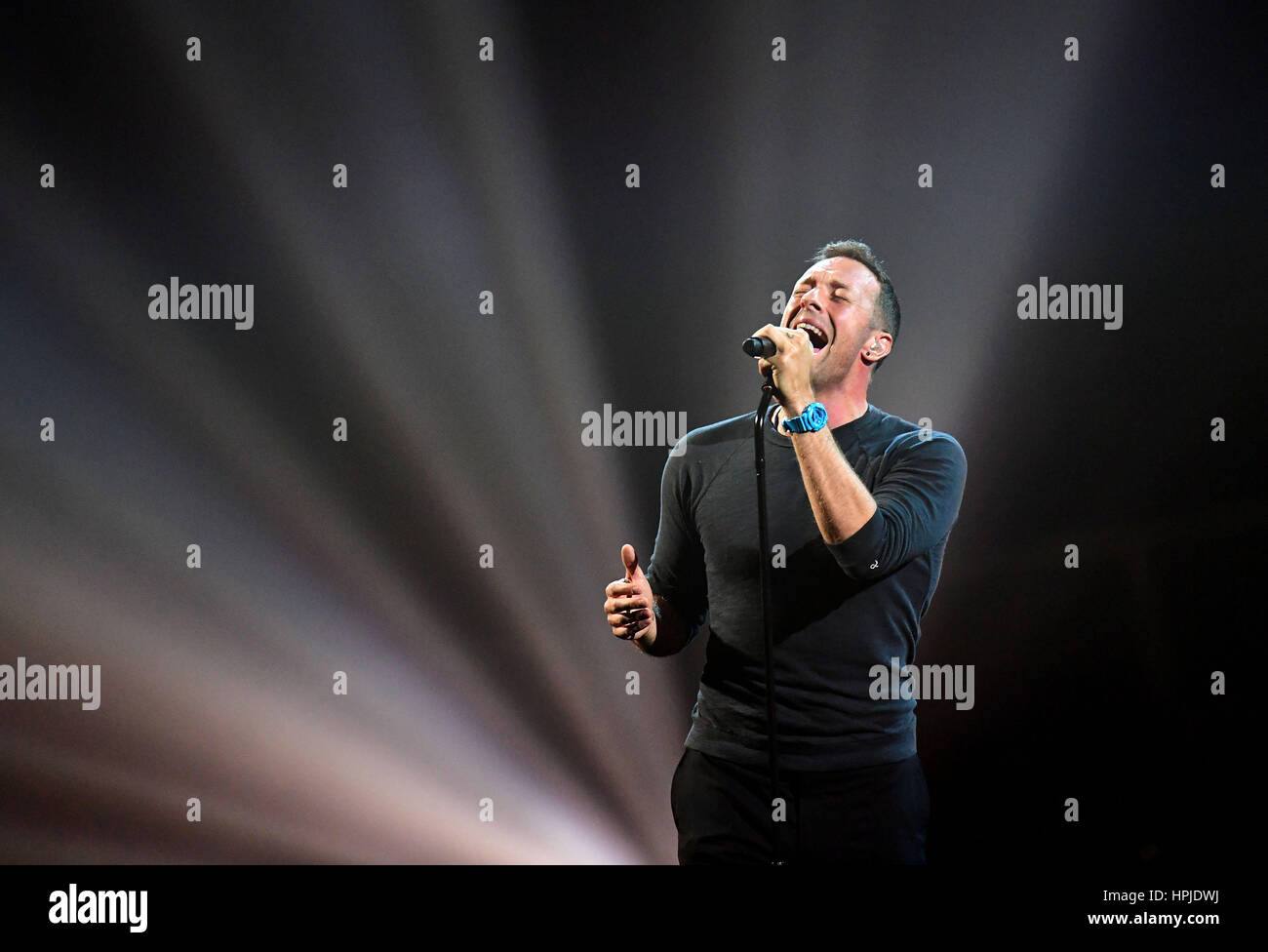 Coldplay Chris Martin effectue un hommage à George Michael sur scène à la Brit Awards à l'O2 Arena, Londres. Banque D'Images