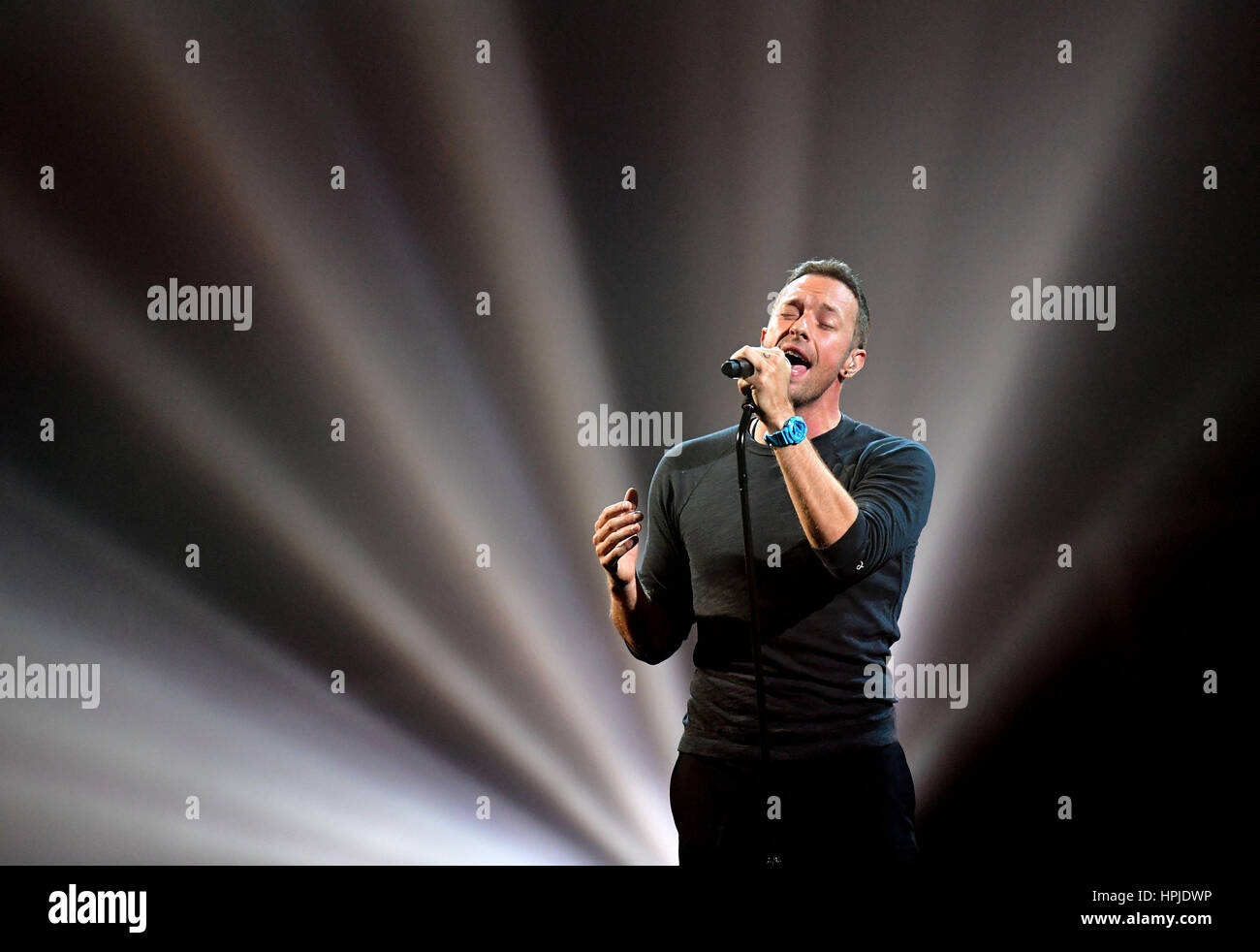 Coldplay Chris Martin effectue un hommage à George Michael sur scène à la Brit Awards à l'O2 Arena, Londres. Banque D'Images