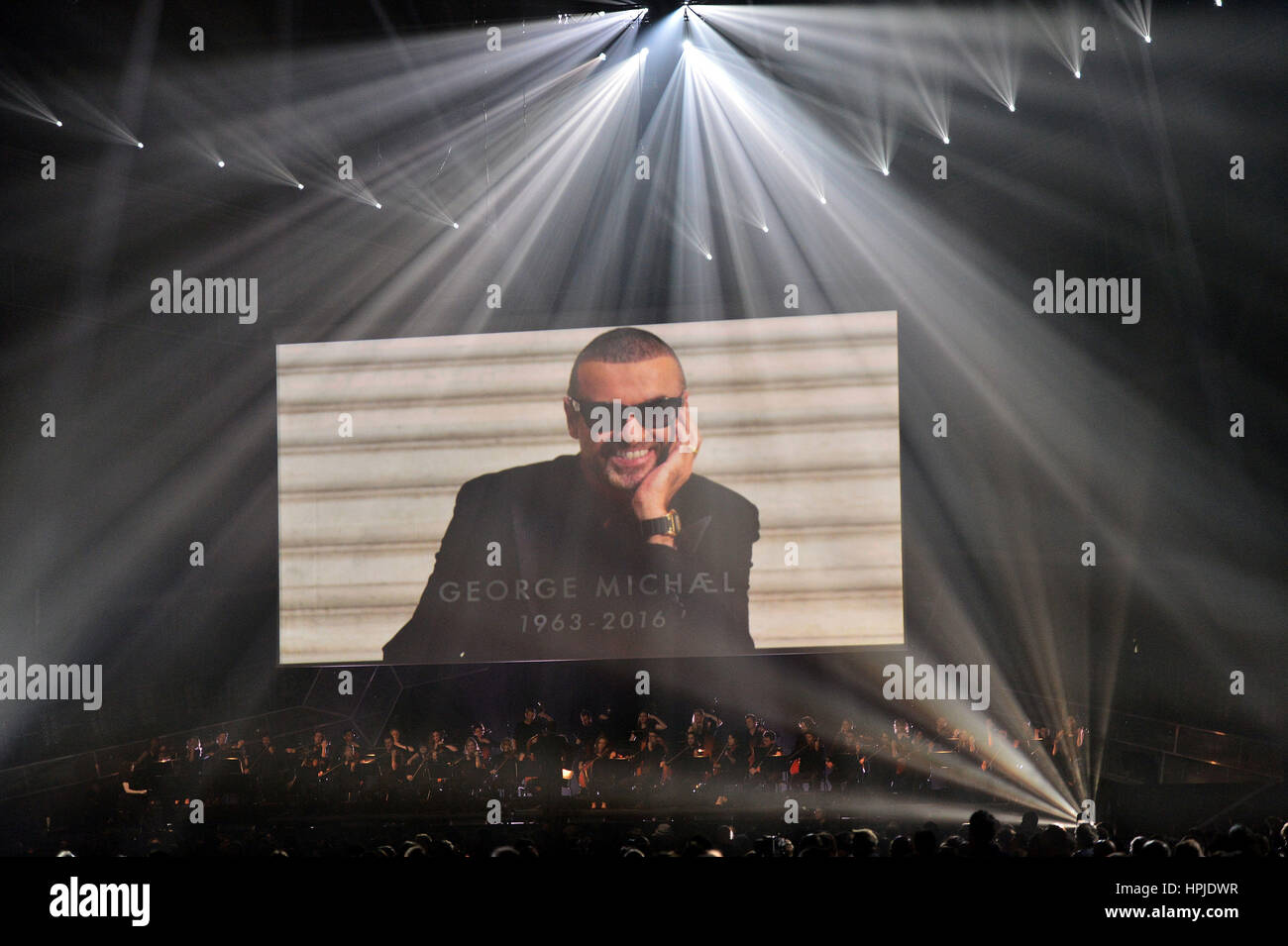 Coldplay Chris Martin effectue un hommage à George Michael sur scène à la Brit Awards à l'O2 Arena, Londres. Banque D'Images