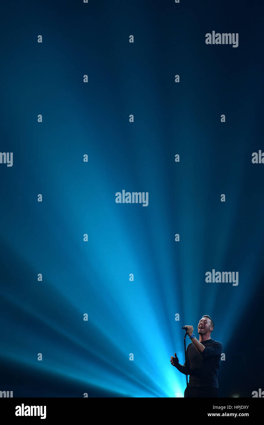 Coldplay Chris Martin effectue un hommage à George Michael sur scène à la Brit Awards à l'O2 Arena, Londres. Banque D'Images