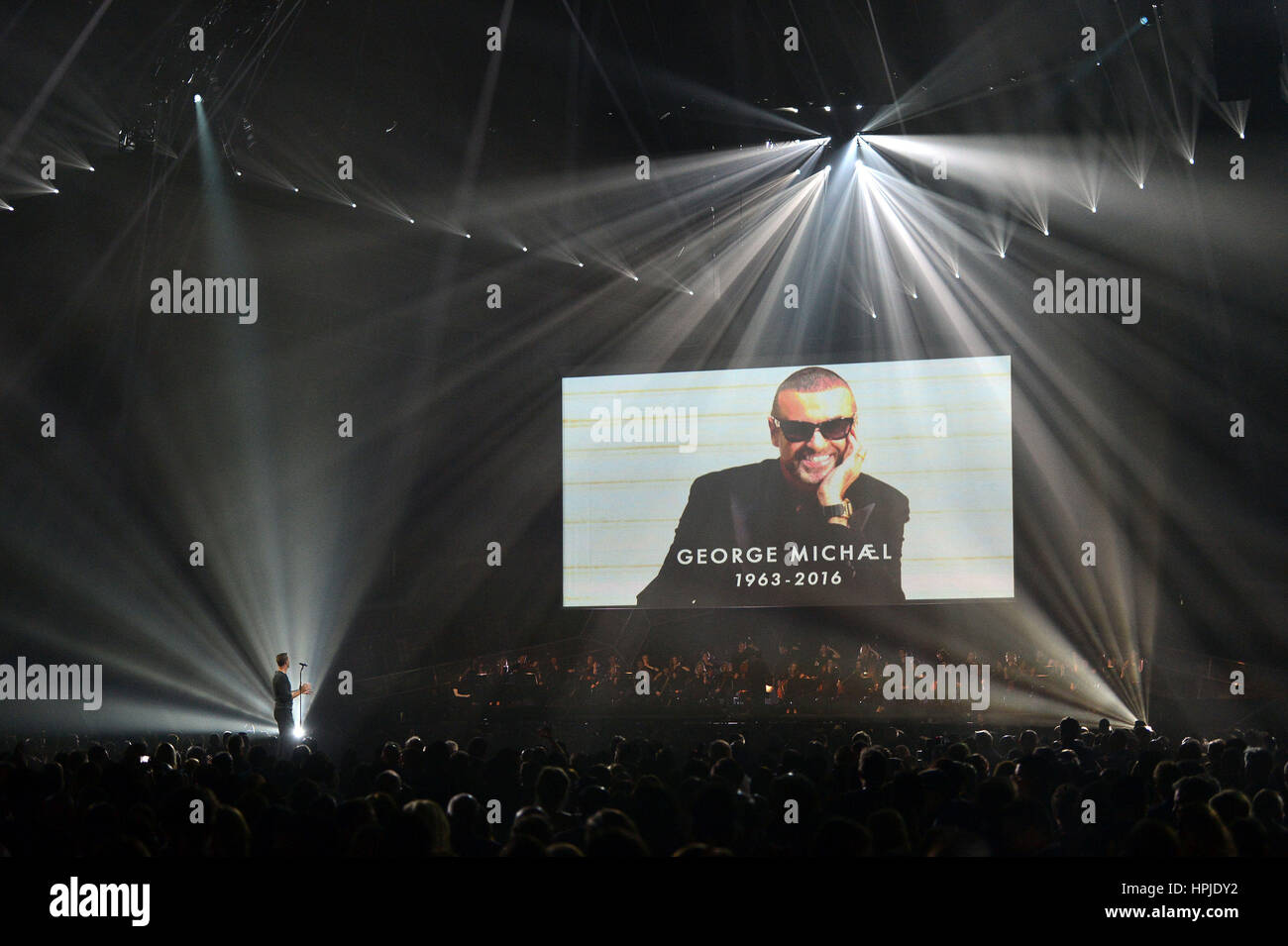 Coldplay Chris Martin effectue un hommage à George Michael sur scène à la Brit Awards à l'O2 Arena, Londres. Banque D'Images