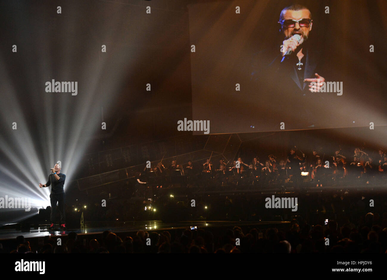Coldplay Chris Martin effectue un hommage à George Michael sur scène à la Brit Awards à l'O2 Arena, Londres. Banque D'Images