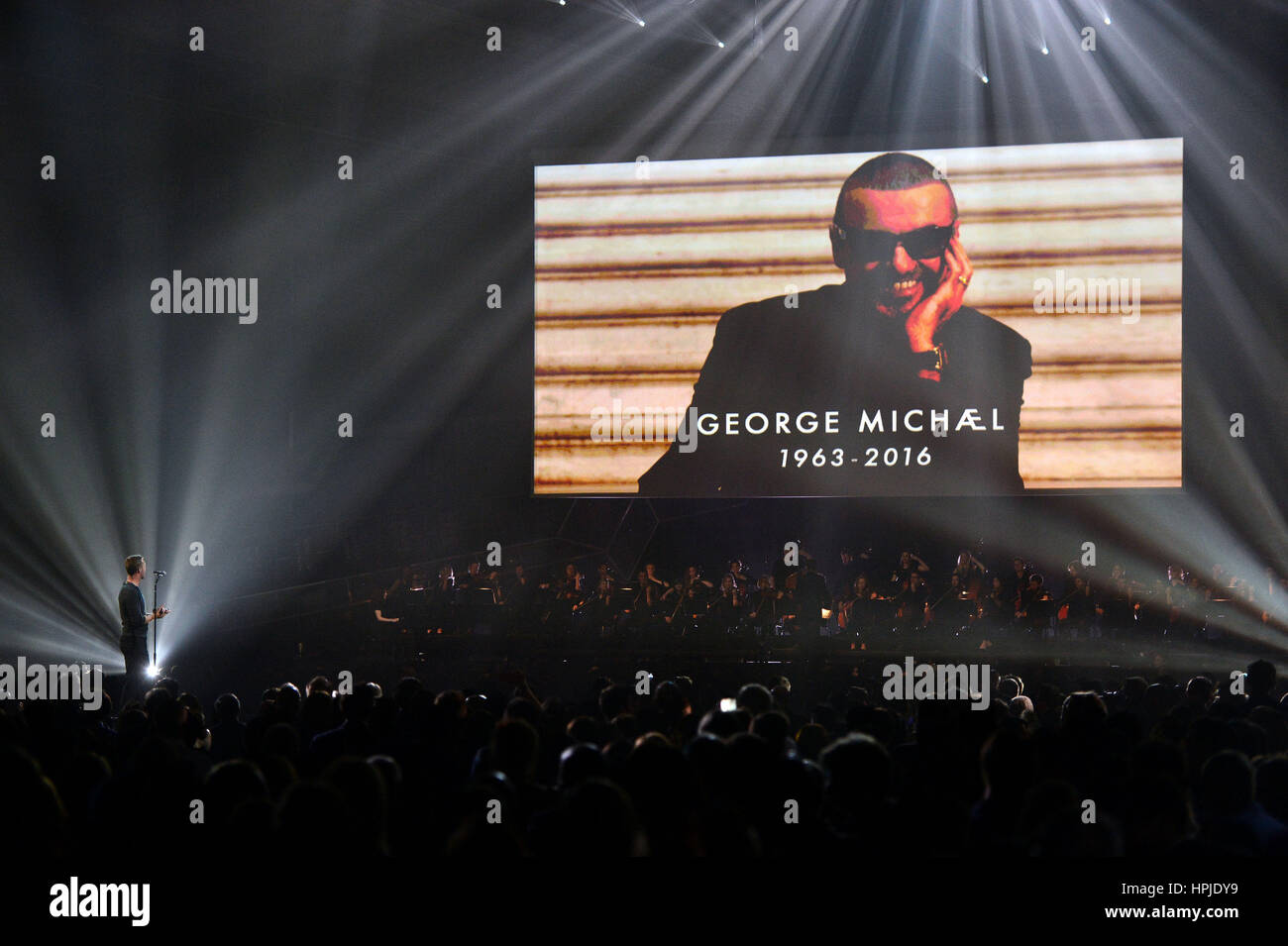 Coldplay Chris Martin effectue un hommage à George Michael sur scène à la Brit Awards à l'O2 Arena, Londres. Banque D'Images