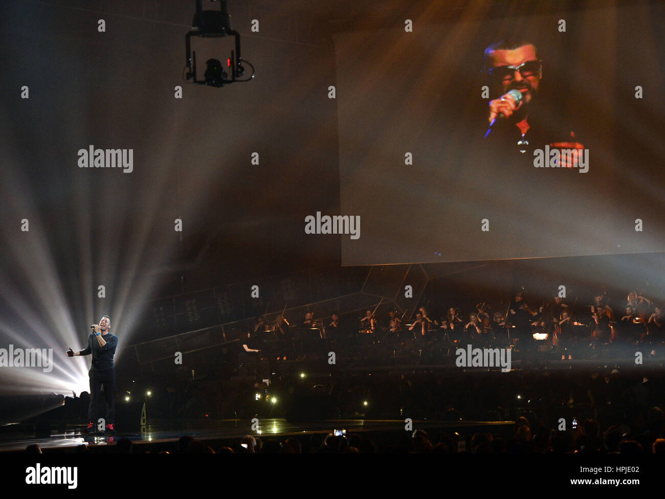 Coldplay Chris Martin effectue un hommage à George Michael sur scène à la Brit Awards à l'O2 Arena, Londres. Banque D'Images