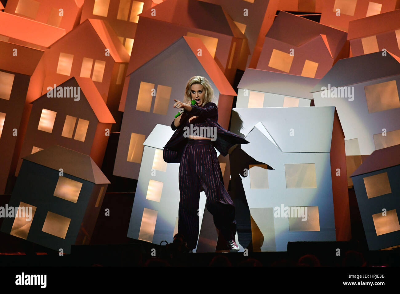 Katy Perry sur scène lors des Brit Awards à l'O2 Arena, Londres. Banque D'Images