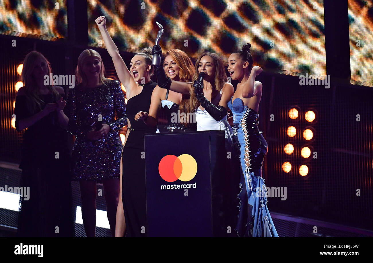 Peu de mélange Perrie Edwards, intangible States, Leigh-Anne Pinnock et Nelson Thirlwall Jade recueillir leur prix sur scène à la Brit Awards à l'O2 Arena, Londres. Banque D'Images
