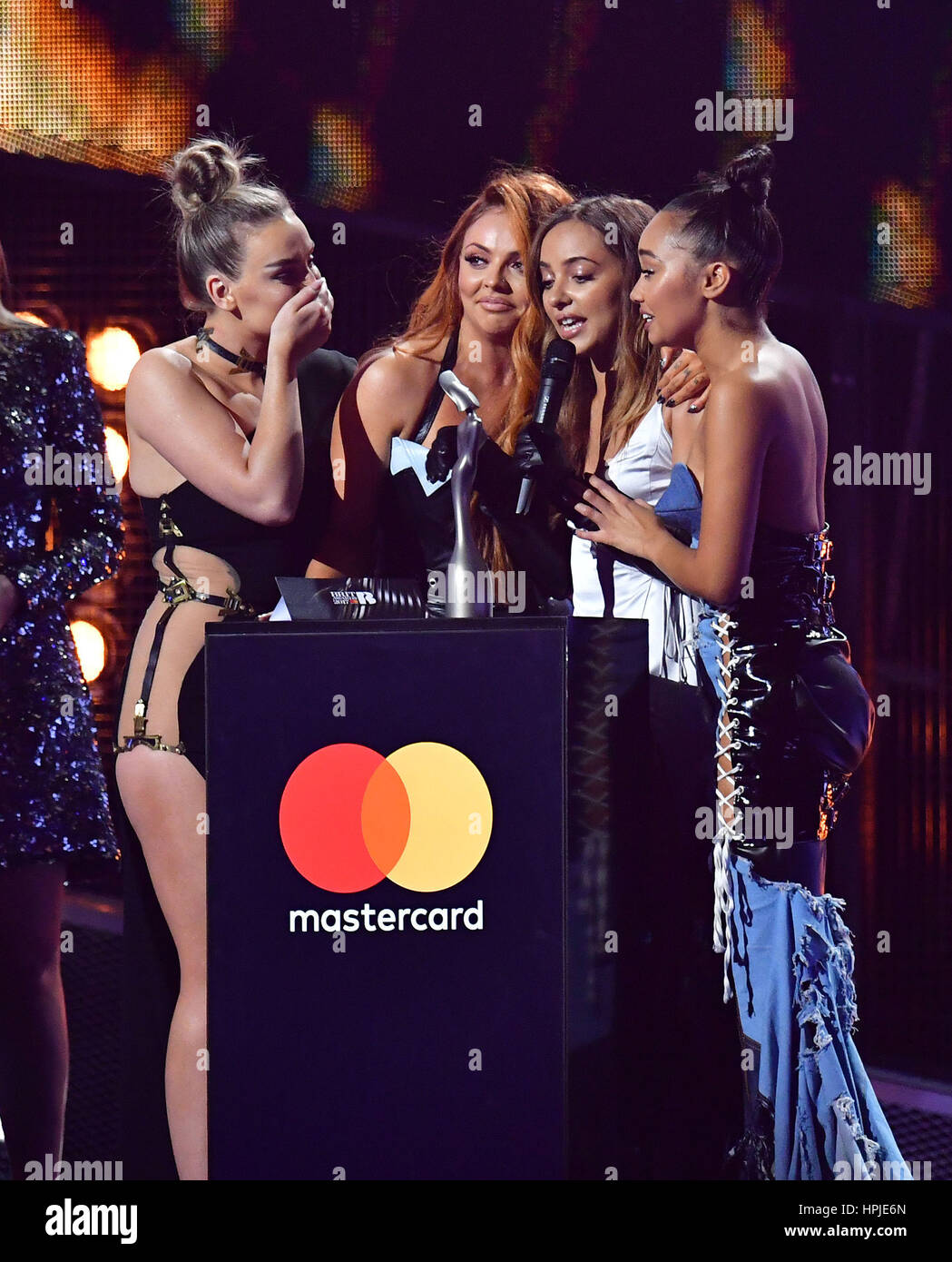 Peu de mélange Perrie Edwards, intangible States, Leigh-Anne Pinnock et Nelson Thirlwall Jade recueillir leur prix sur scène à la Brit Awards à l'O2 Arena, Londres. Banque D'Images
