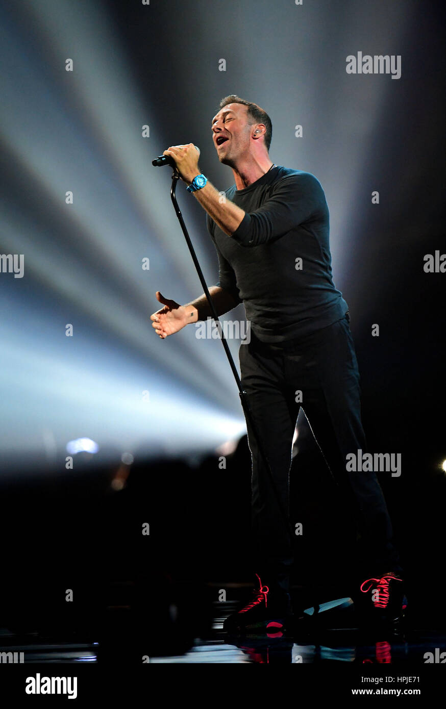 Coldplay Chris Martin effectue un hommage à George Michael sur scène à la Brit Awards à l'O2 Arena, Londres. Banque D'Images
