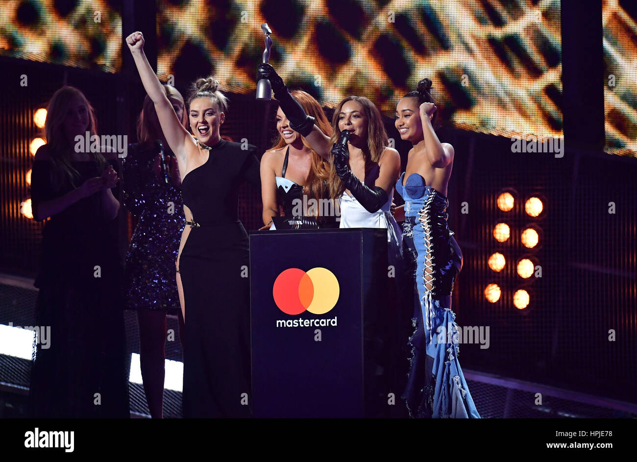 Peu de mélange Perrie Edwards, intangible States, Leigh-Anne Pinnock et Nelson Thirlwall Jade recueillir leur prix sur scène à la Brit Awards à l'O2 Arena, Londres. Banque D'Images