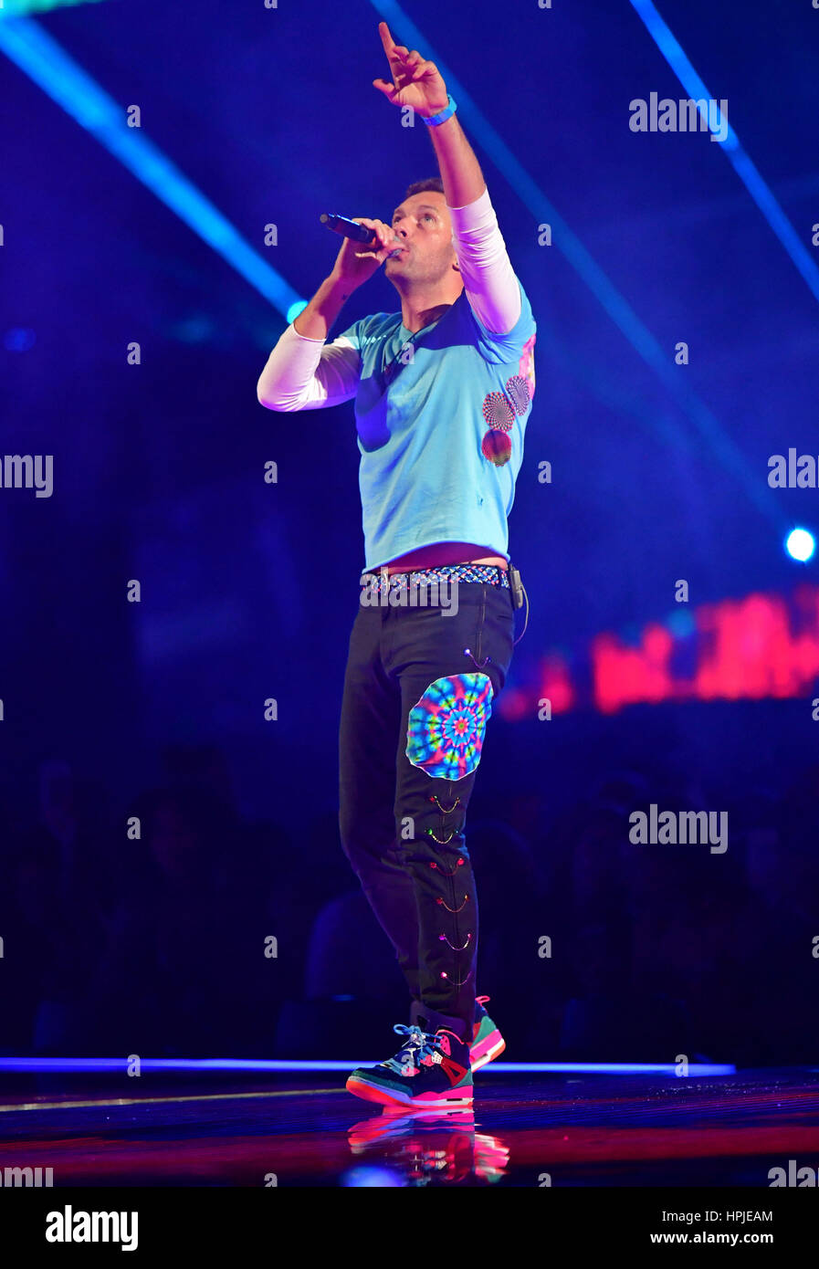 Coldplay Chris Martin joue avec l'Chainsmokers sur scène à la Brit Awards à l'O2 Arena, Londres. Banque D'Images