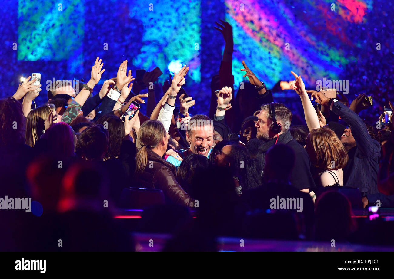 Coldplay Chris Martin joue avec l'Chainsmokers sur scène à la Brit Awards à l'O2 Arena, Londres. Banque D'Images