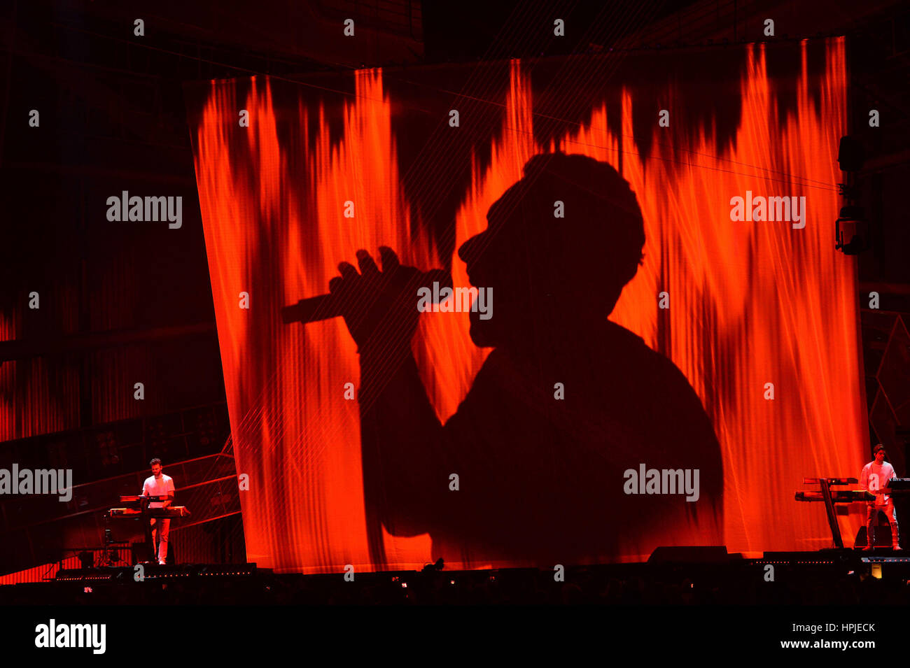 Coldplay Chris Martin joue avec l'Chainsmokers sur scène à la Brit Awards à l'O2 Arena, Londres. Banque D'Images