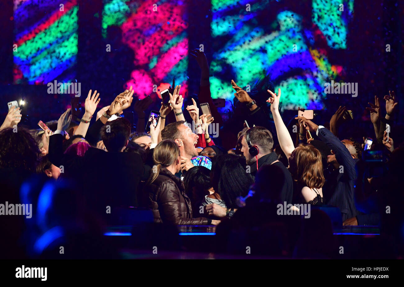 Coldplay Chris Martin joue avec l'Chainsmokers sur scène à la Brit Awards à l'O2 Arena, Londres. Banque D'Images