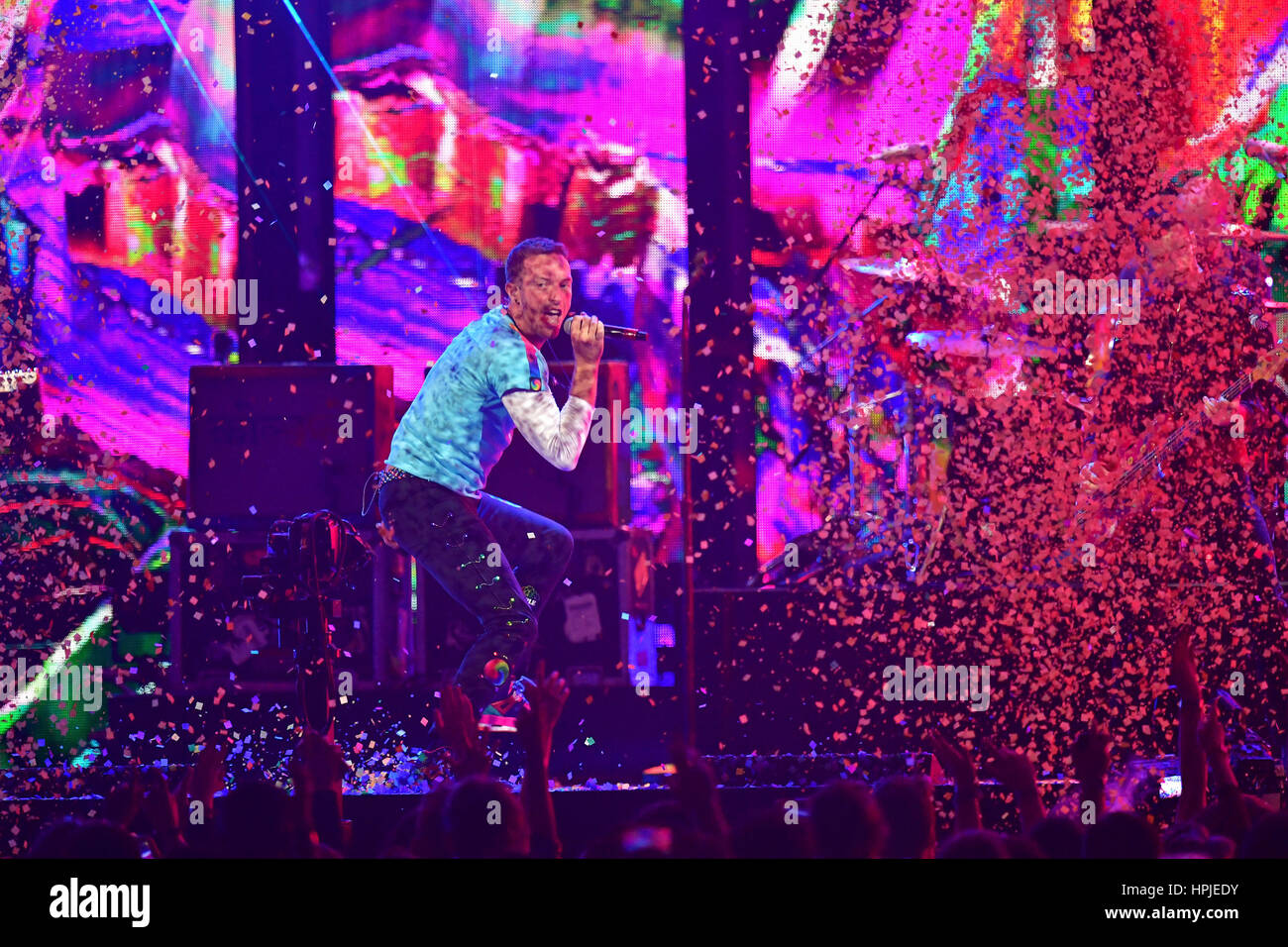 Coldplay Chris Martin joue avec l'Chainsmokers sur scène à la Brit Awards à l'O2 Arena, Londres. Banque D'Images