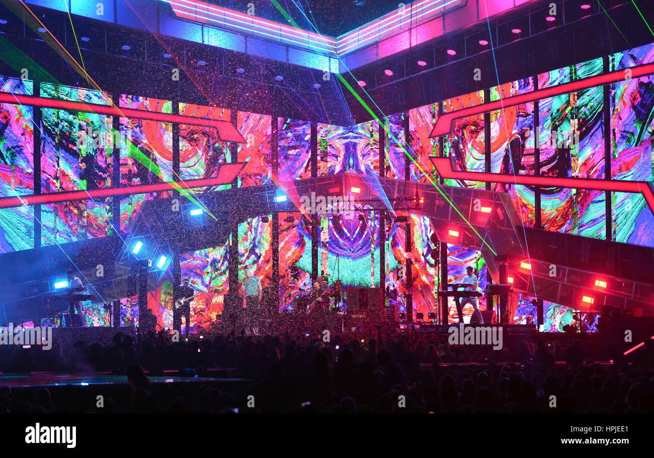 Coldplay Chris Martin joue avec l'Chainsmokers sur scène à la Brit Awards à l'O2 Arena, Londres. Banque D'Images