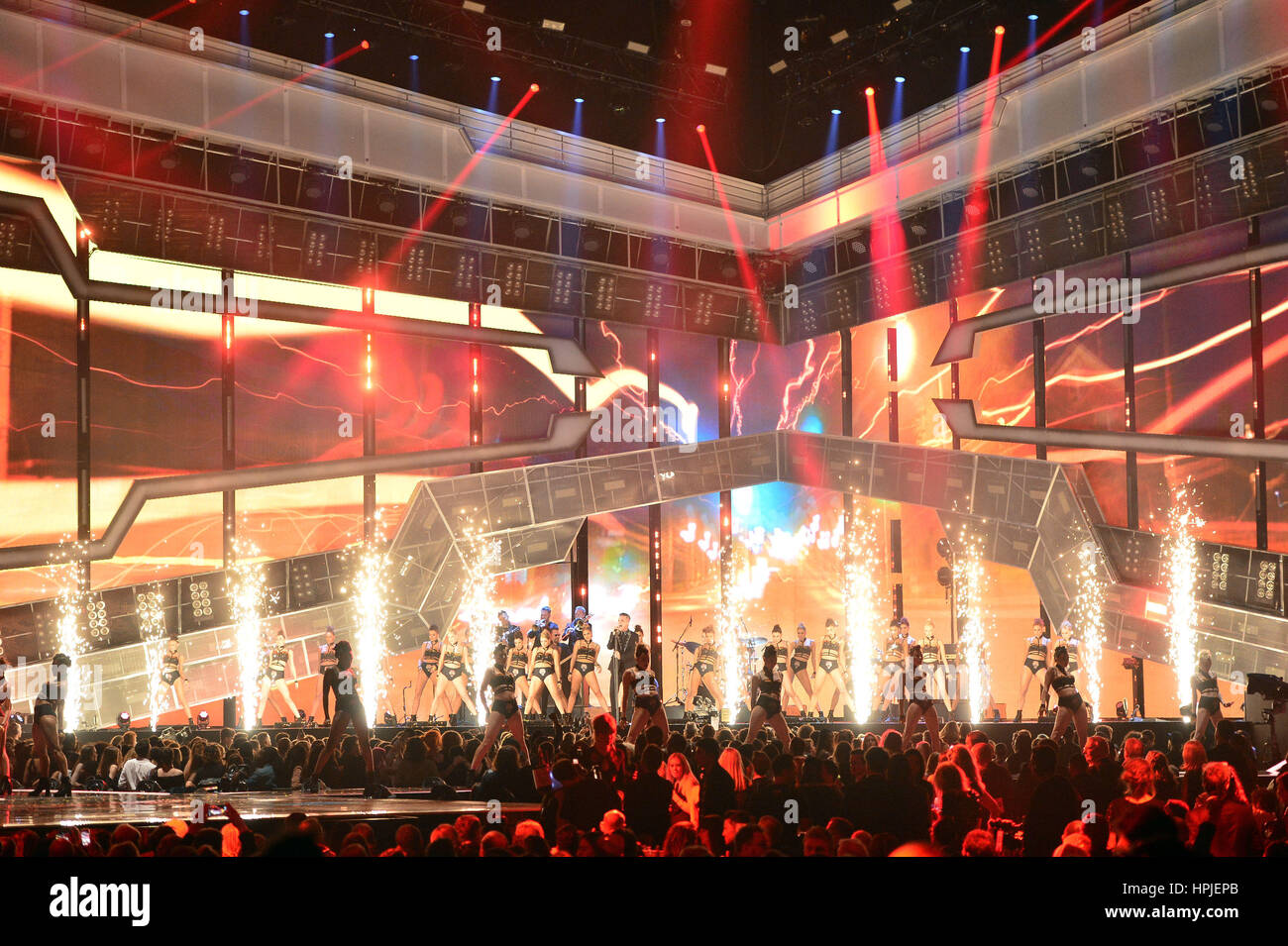 Robbie Williams joue sur la scène du Brit Awards à l'O2 Arena, Londres. Banque D'Images