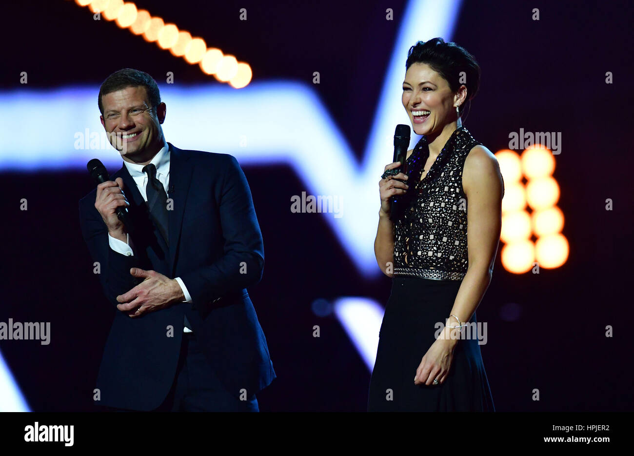 Les présentateurs Emma Willis et Dermot O'Leary sur scène à la Brit Awards à l'O2 Arena, Londres. Banque D'Images