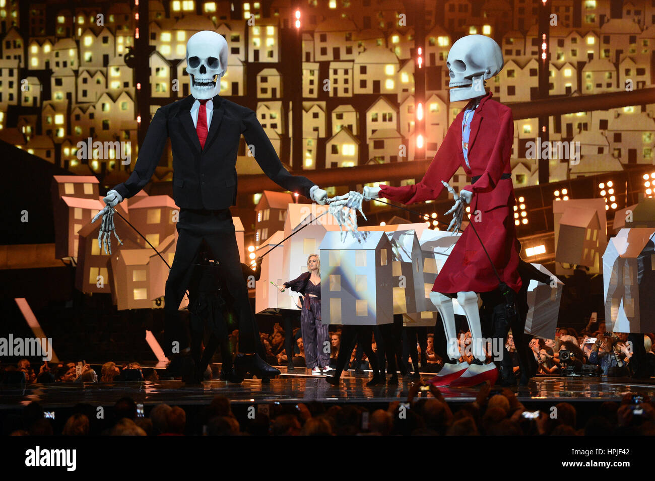 Puppets comme Katy Perry joue sur la scène du Brit Awards à l'O2 Arena, Londres. Banque D'Images