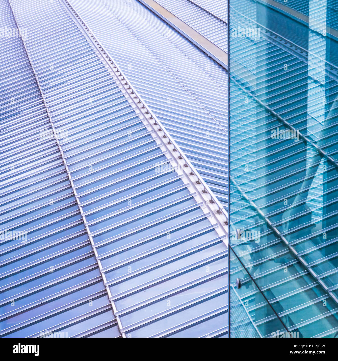 Abstrait Architecture de verre et d'acier d'un toit de la gare Banque D'Images