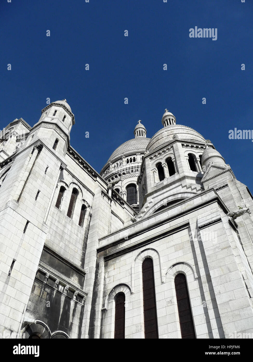 Basilique du Sacré-Coeur, Montmartre, Paris avec ciel bleu clair en toile de fond. Banque D'Images