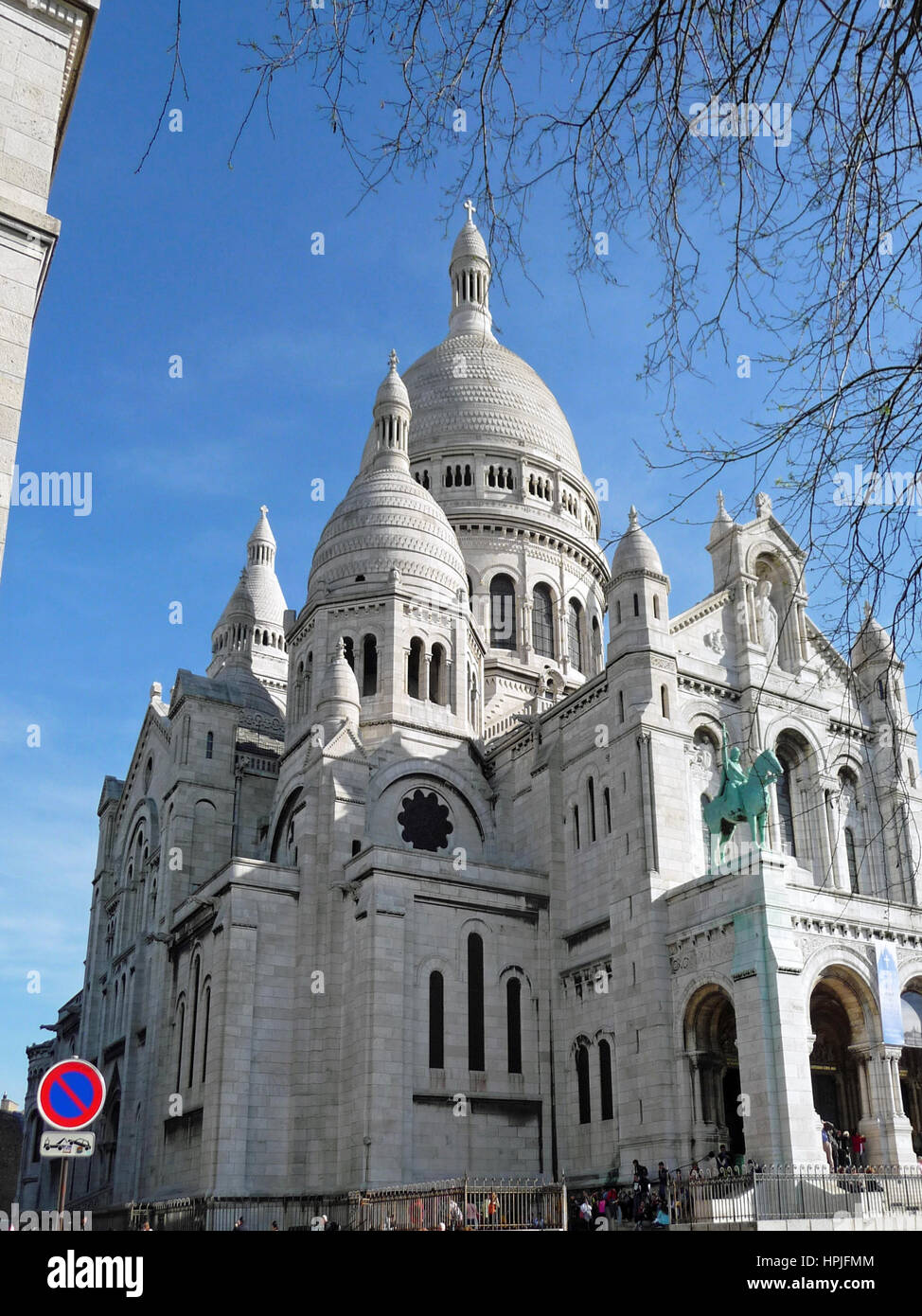 Basilique du Sacré-Coeur, Montmartre, Paris avec ciel bleu clair en toile de fond. Banque D'Images