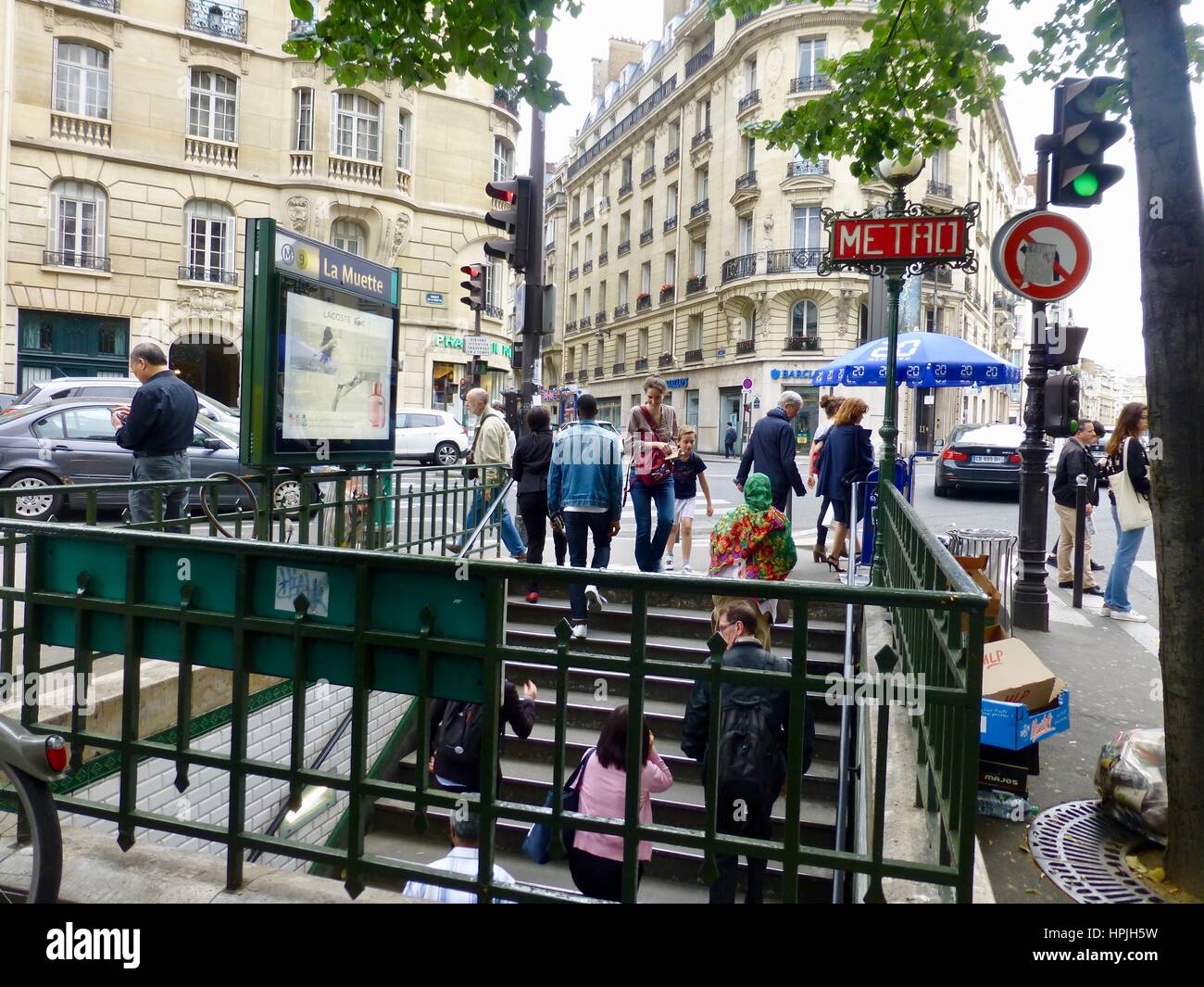 Station de métro la Muette, à l'entrée et à la sortie de l'hôtel, avec