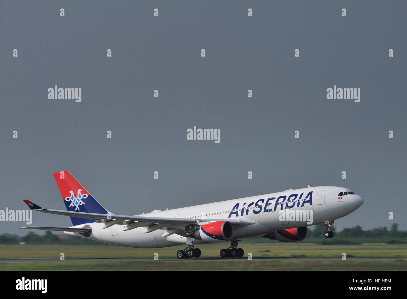 La Serbie de l'Air, compagnie aérienne nationale de Serbie Airbus A330 moteur à deux passagers widebody utilisé pour Belgrade à New York Vols avion à réaction au décollage Banque D'Images