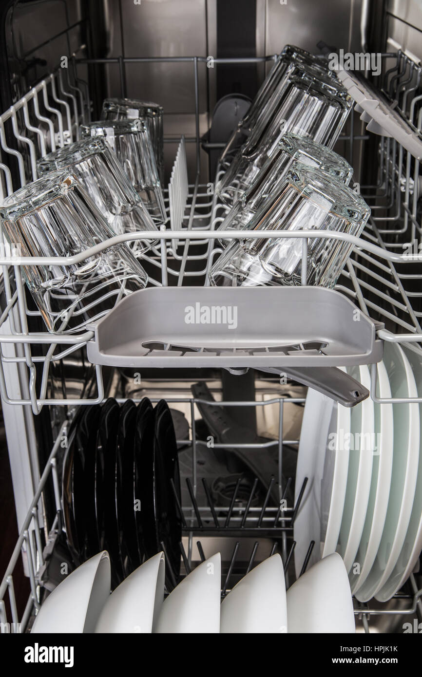 Nettoyer la vaisselle brillante dans la machine lave-vaisselle moderne Banque D'Images