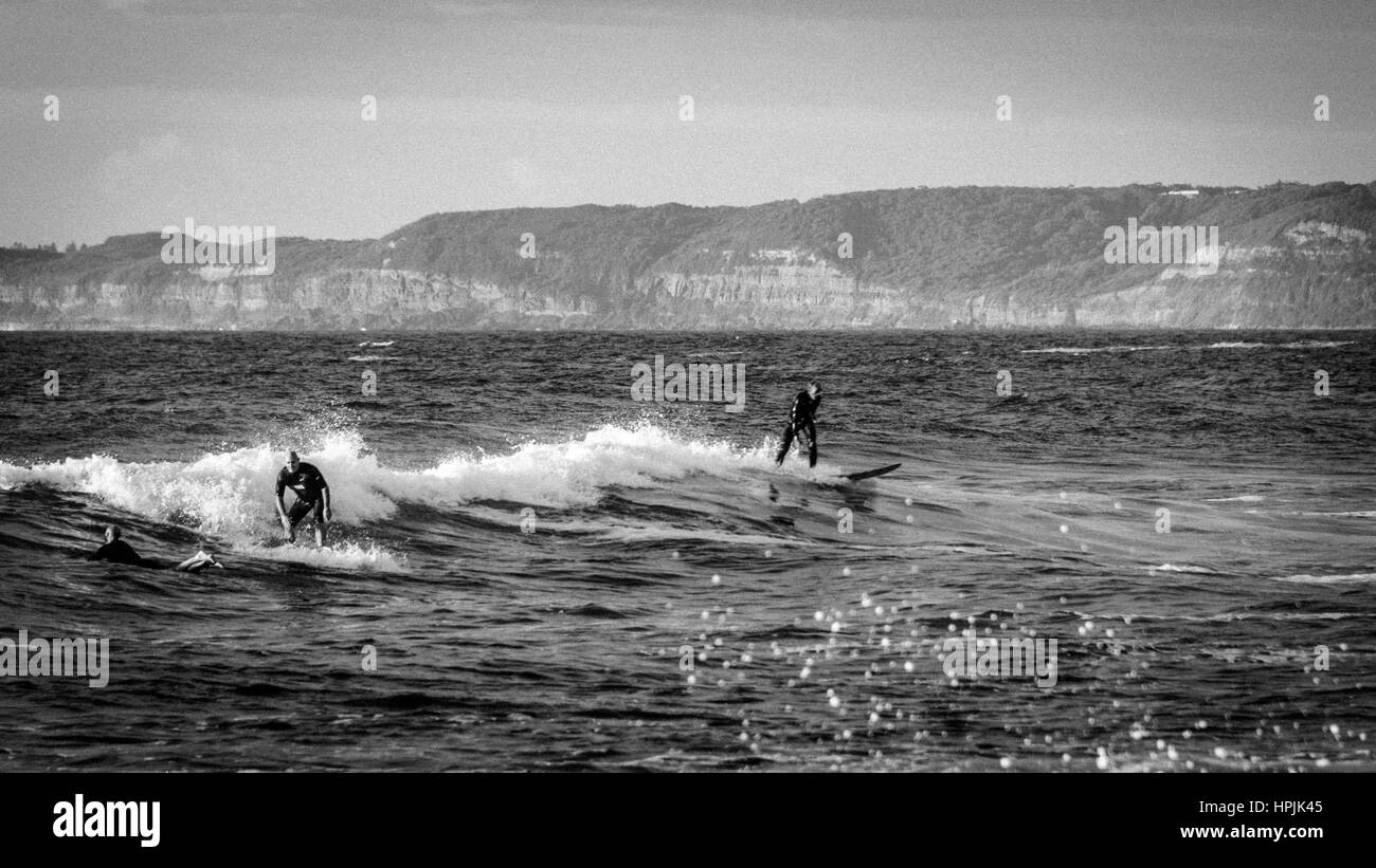 Surfeurs de newcastle beach australie Banque D'Images