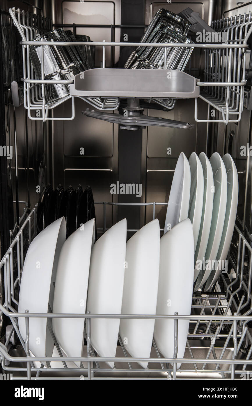 Nettoyer la vaisselle après le lavage en machine lave-vaisselle Banque D'Images