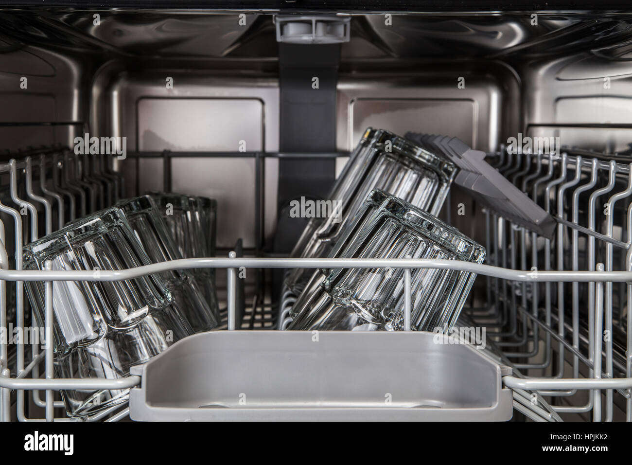 Nettoyer verres transparents en machine lave-vaisselle moderne Banque D'Images
