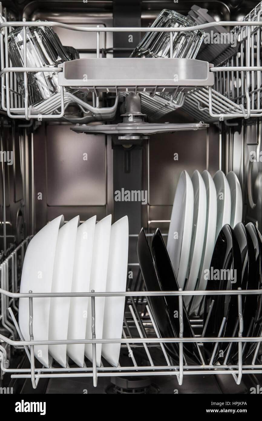 Nettoyer les verres et assiettes après lavage en machine lave-vaisselle Banque D'Images